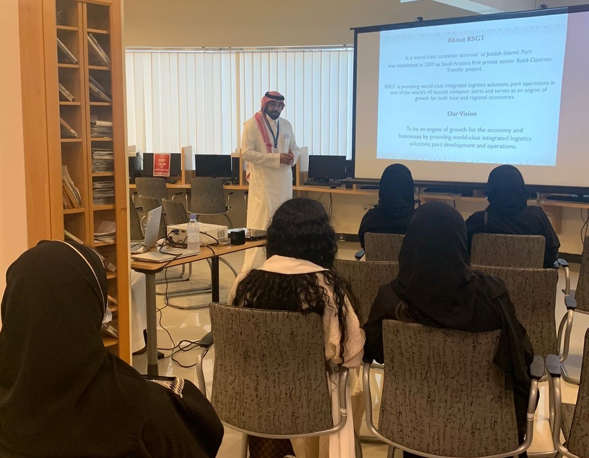 The Student Affairs Agency hosted the Red Sea Gate Company with the students to meet the students and conduct personal interviews with the students to work in the company.
